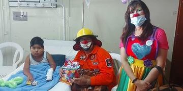La "Compañía Había una vez" y Desarrollo Social de Tres Arroyos entregaron juguetes al "Club de Los Peladitos"