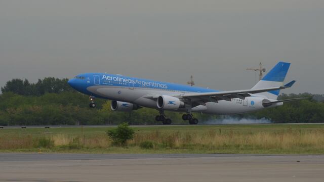 Un cuarto vuelo de Aerolíneas Argentinas parte rumbo a Moscú, Rusia, en busca de más dosis de la vacuna Sputnik V. (Clarín)