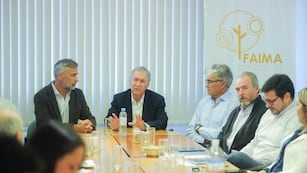 Reunión. Juan Schiaretti se reunió este miércoles con empresarios madereros. Dijo que el origen de la inflación es el déficit fiscal.