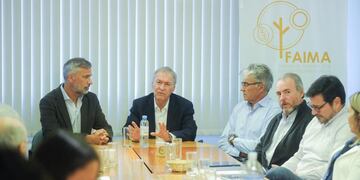 Reunión. Juan Schiaretti se reunió este miércoles con empresarios madereros. Dijo que el origen de la inflación es el déficit fiscal.