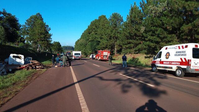 Colonia Guaraní: matrimonio quedó atrapado dentro de un camión tras despiste