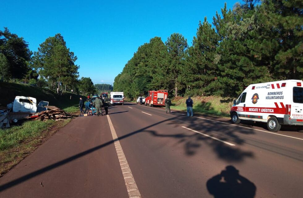 Colonia Guaraní: matrimonio quedó atrapado dentro de un camión tras despiste