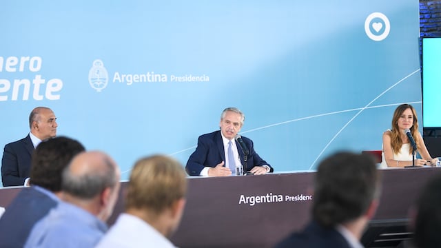 Alberto Fernández, junto a Juan Manzur y Victoria Tolosa Paz.