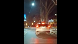 Video: una mendocina ebria chocó a un auto, intentó escapar, la persiguieron y quedó detenida