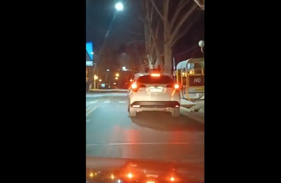 Video: una mendocina ebria chocó a un auto, intentó escapar, la persiguieron y quedó detenida
