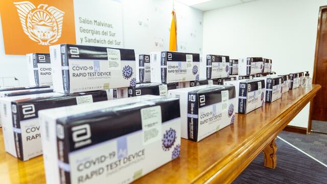 Personal del Banco de Tierra del Fuego donaron test antígenos al ministerio de salud