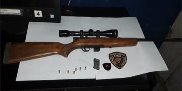 La Policía secuestró una carabina calibre 22 con toda la documentación en regla. (@lt8am830)