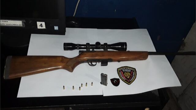La Policía secuestró una carabina calibre 22 con toda la documentación en regla. (@lt8am830)