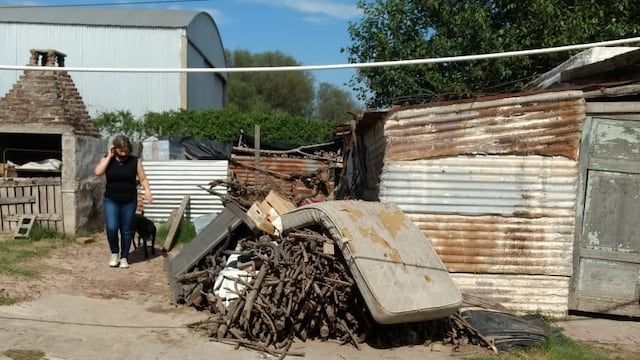 Limpieza de patios en viviendas de Balnearia dentro de la lucha contra el dengue.