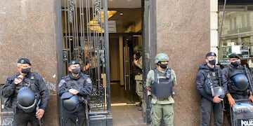 El operativo en Corrientes 791 comenzó antes del horario comercial. (@gbelluati)