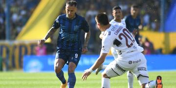 Jhonatan Candia ingresó en el final del primer teimpo por la lesión de Ignacio Malcorra.
