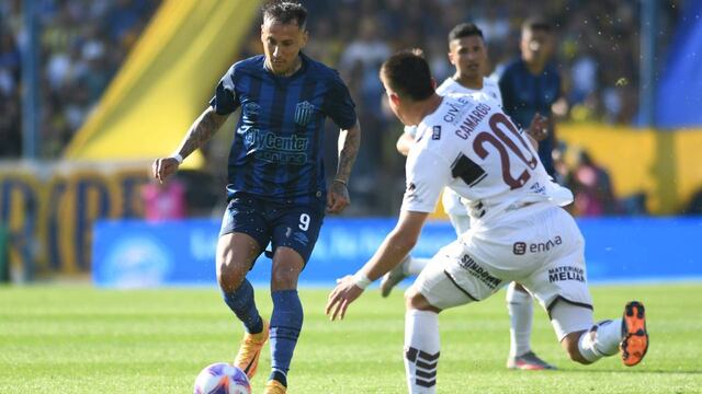 Jhonatan Candia ingresó en el final del primer teimpo por la lesión de Ignacio Malcorra.