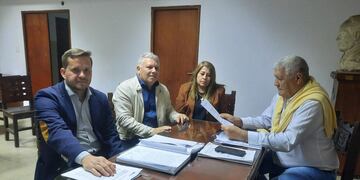 Gustavo Benedetti y Martín Arévalo presentando el documento en la UCR Cba
