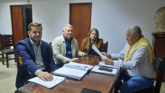 Gustavo Benedetti y Martín Arévalo presentando el documento en la UCR Cba