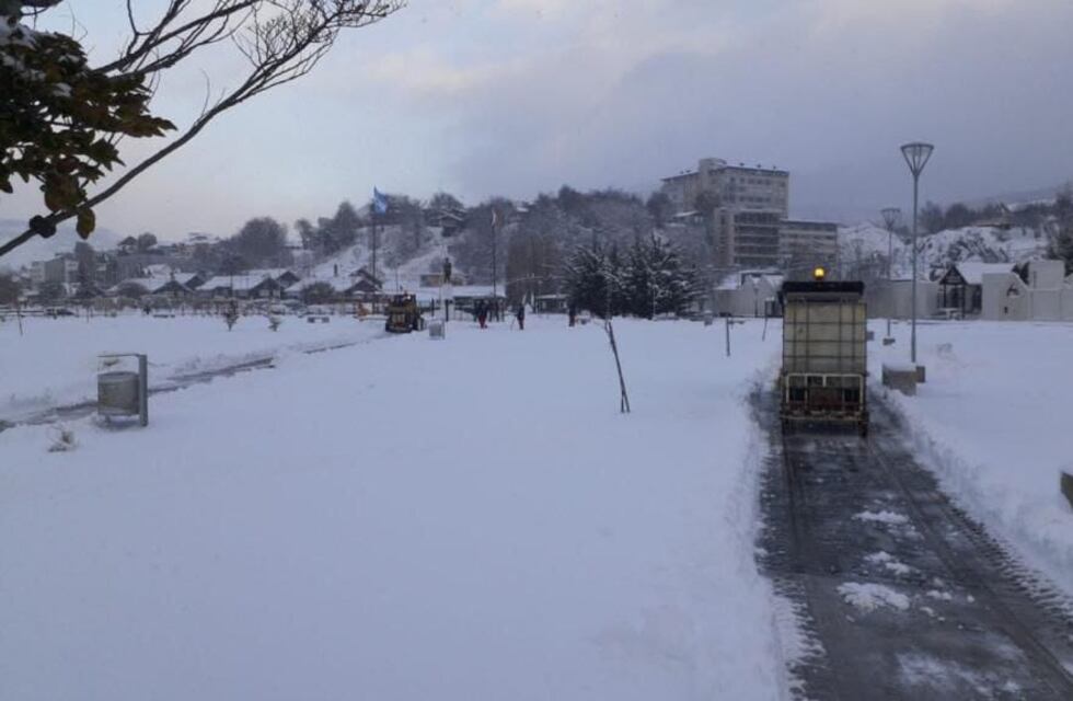 Importante trabajo Municipal tras la nevada en Ushuaia