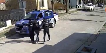 Violencia e impunidad. Dos de los ladrones se llevan a un policía de rehén y se llevan el patrullero. Sucedió en Elena. (Captura de TV)