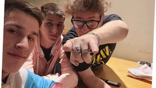 Pipo junto a sus hijos gemelos.