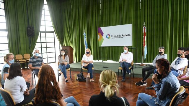 El intendente Luis Castellano se reunió con alumnos de la Escuela 613