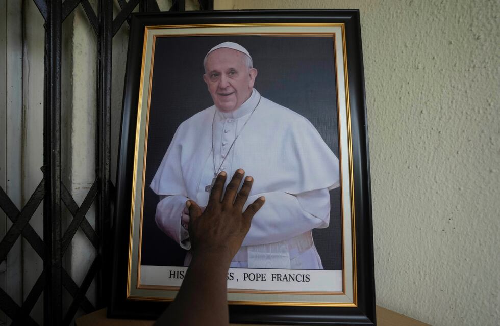 La Mona Jiménez despidió al Papa Francisco con un sentido mensaje: “Descanse...”