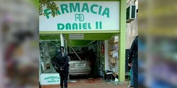 San Vicente: perdió el control de su auto y chocó contra una farmacia.