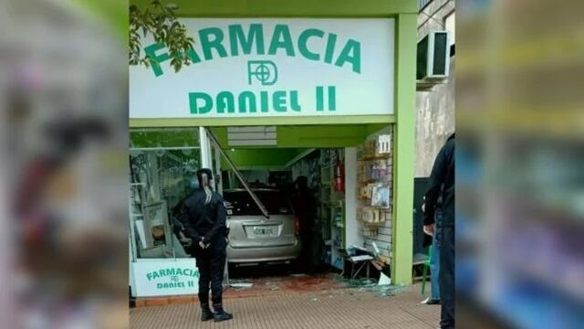 San Vicente: perdió el control de su auto y chocó contra una farmacia.