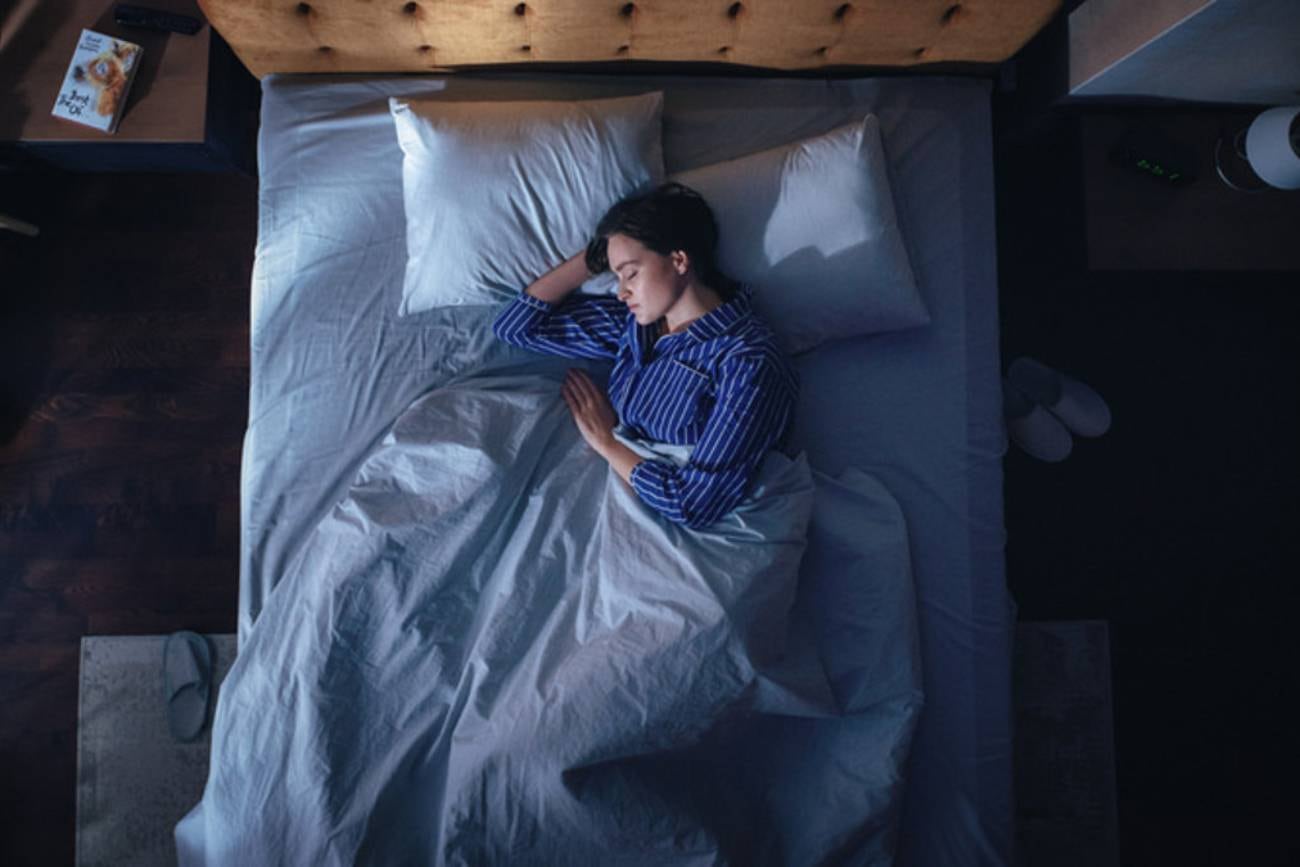 Preparar una infusión de valeriana y mantener rutinas nocturnas saludables son claves para dormir mejor.