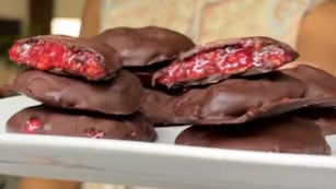 Cómo hacer un snack de frambuesa y chocolate en simples pasos.