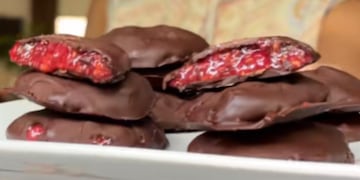 Cómo hacer un snack de frambuesa y chocolate en simples pasos.