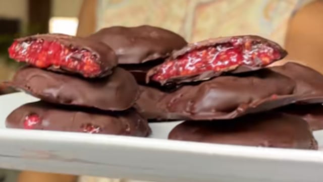 Cómo hacer un snack de frambuesa y chocolate en simples pasos.