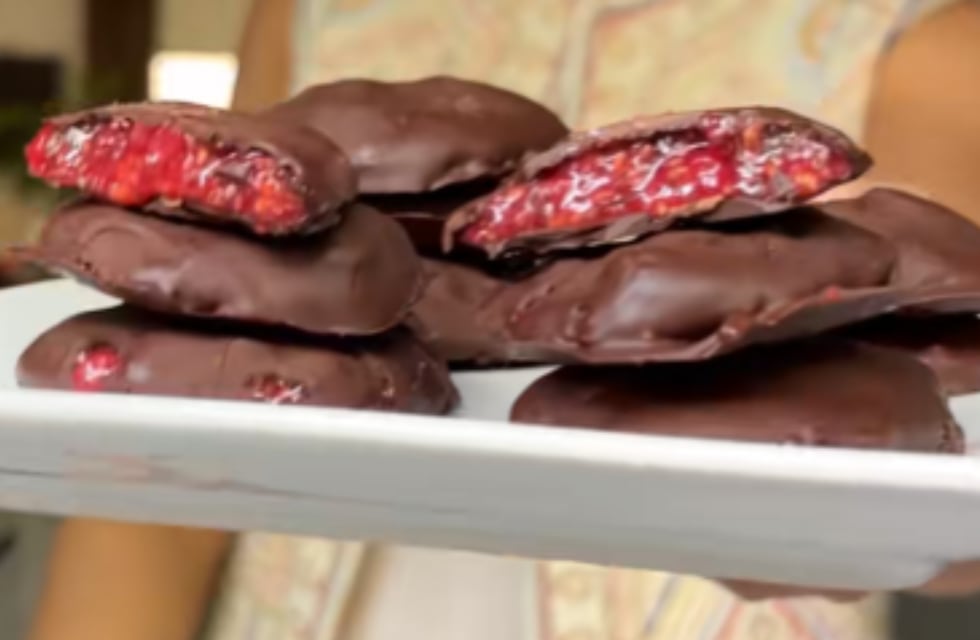 Cómo hacer un snack de frambuesa y chocolate: la receta dulce y saludable para el verano