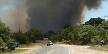 Incendio en San Marcos Sierras (Foto de Twitter @RosaGalano1).
