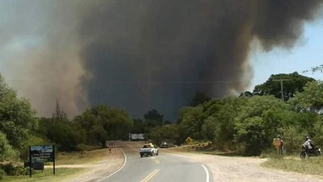 Incendio en San Marcos Sierras (Foto de Twitter @RosaGalano1).