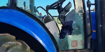 El tractor que sufrió el disparo de arma de fuego