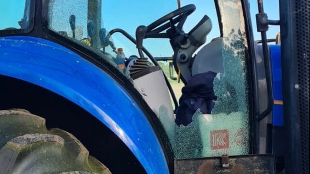 El tractor que sufrió el disparo de arma de fuego