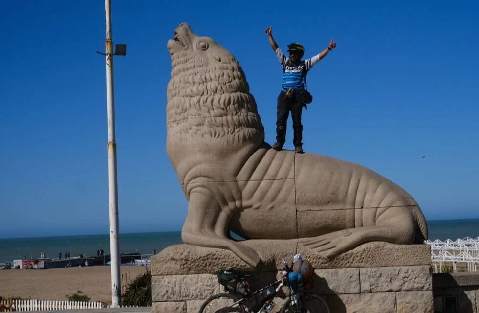 Carlos Trujeque llegó a Mar del Plata después de viajar un año en bicicleta