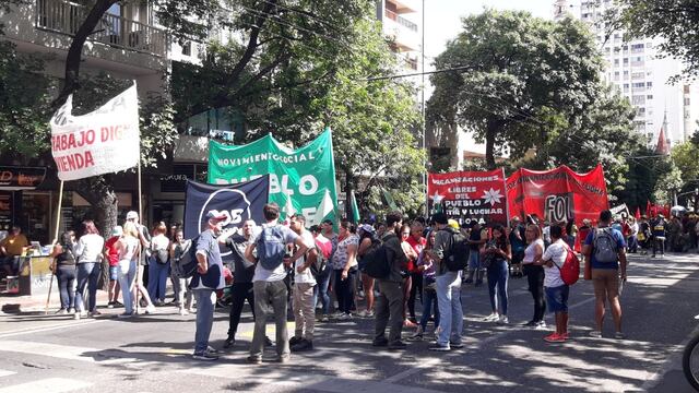 Las manifestaciones de distintas organizaciones en el centro de Córdoba perjudican a los comerciantes.