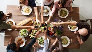 Delataron a una periodista que organiza cenas para solos y solas: cuánto cobra por persona.