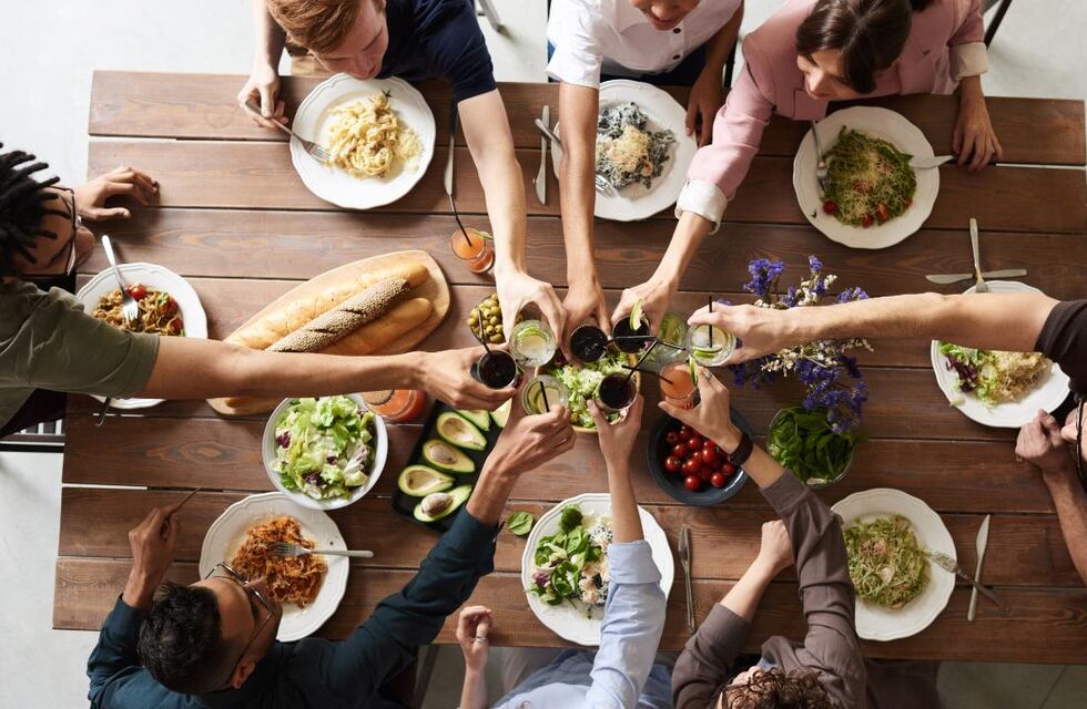 Una periodista organiza cenas para solos y solas: cuánto cobra por persona