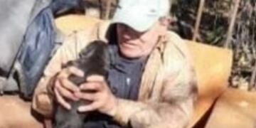 Gustavo junto al último cachorro que rescató.