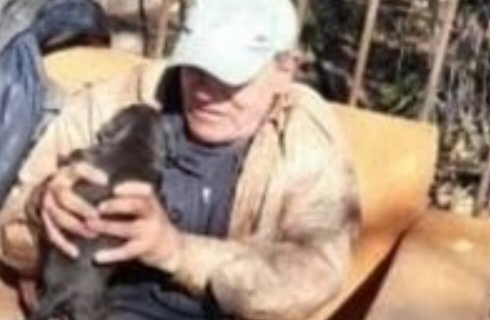 Conocé a Gustavo, el hombre que vive en la calle, rescata animales y los cuida hasta que encuentren una familia