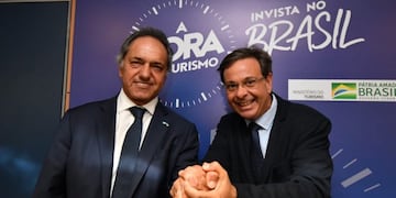 Daniel Scioli junto a Gilson Machado Neto, ministro de Turismo de Brasil.