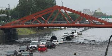 Por la lluvia se inundó la General Paz y varías calles de la Ciudad