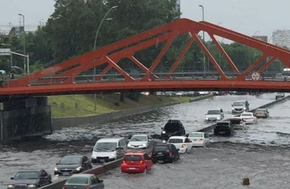 Por la lluvia se inundó la General Paz y varías calles de la Ciudad