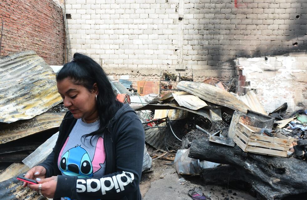 Un feroz incendio consumió una vivienda en Córdoba y dejó a una familia en la calle: “Perdimos todo”