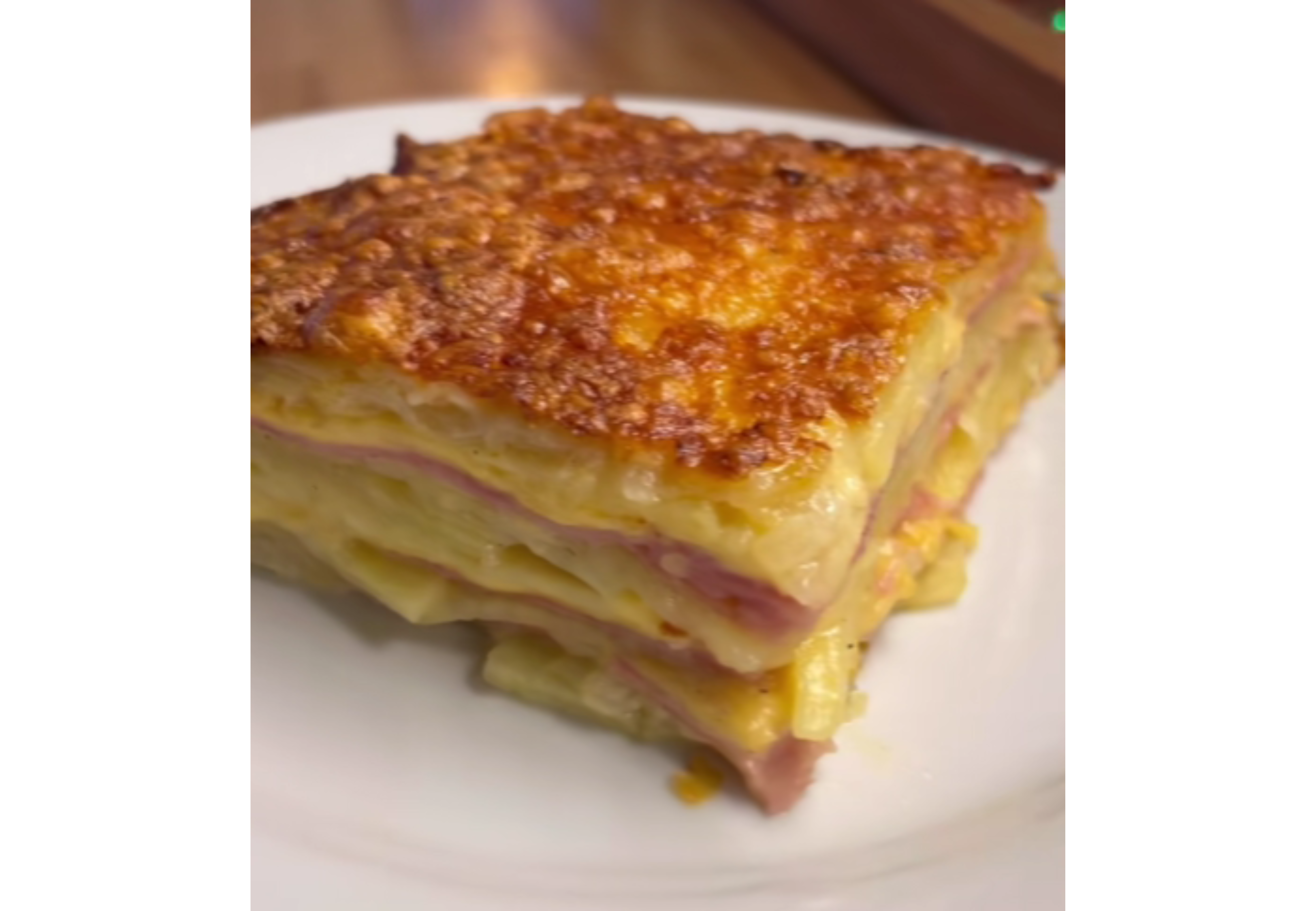 Milhojas de papa con jamón y queso.