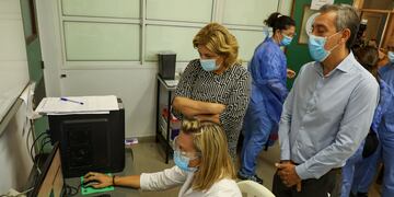 La ministra de Salud, Sonia Martorano (arriba al centro) ya recibió la primera dosis de la vacuna Sputnik V contra el COVID-19. (@minsaludsantafe)