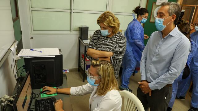 La ministra de Salud, Sonia Martorano (arriba al centro) ya recibió la primera dosis de la vacuna Sputnik V contra el COVID-19. (@minsaludsantafe)