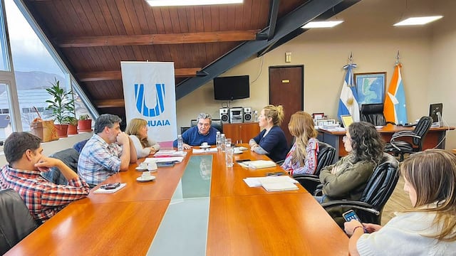 El encuentro se dio en el marco de una mesa de trabajo, para avanzar en acciones que permitan realizar la instalación de infraestructura básica en barrios no formales.