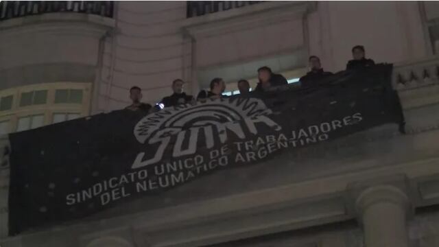 Representantes del Sutna en el Ministerio de Trabajo durante la noche de este miércoles.