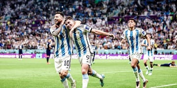 Julián Álvarez es saludado por Messi y atrás llega Nahuel Molina para sumarse al festejo